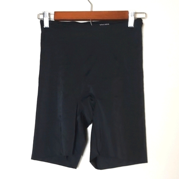 Spanx Smoothing Shorts Black Size Medium - Picture 1 of 10